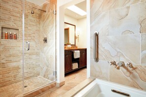 Suite, 1 dormitori (Casita Queens) | Bany | Assecador de cabells, barnussos, sabatilles i tovalloles 