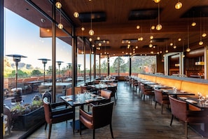 2 restaurants, servant le déjeuner et le dîner; cuisine américaine