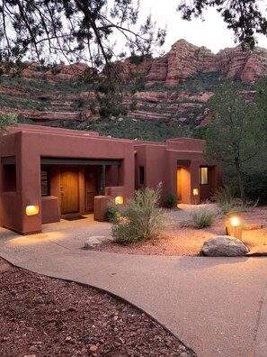 Premium bedding, down comforters, pillowtop beds, minibar - Enchantment (Sedona)