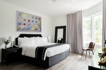 Superior Room, 1 King Bed | In-room safe, soundproofing, iron/ironing board, WiFi at Essex House By Clevelander