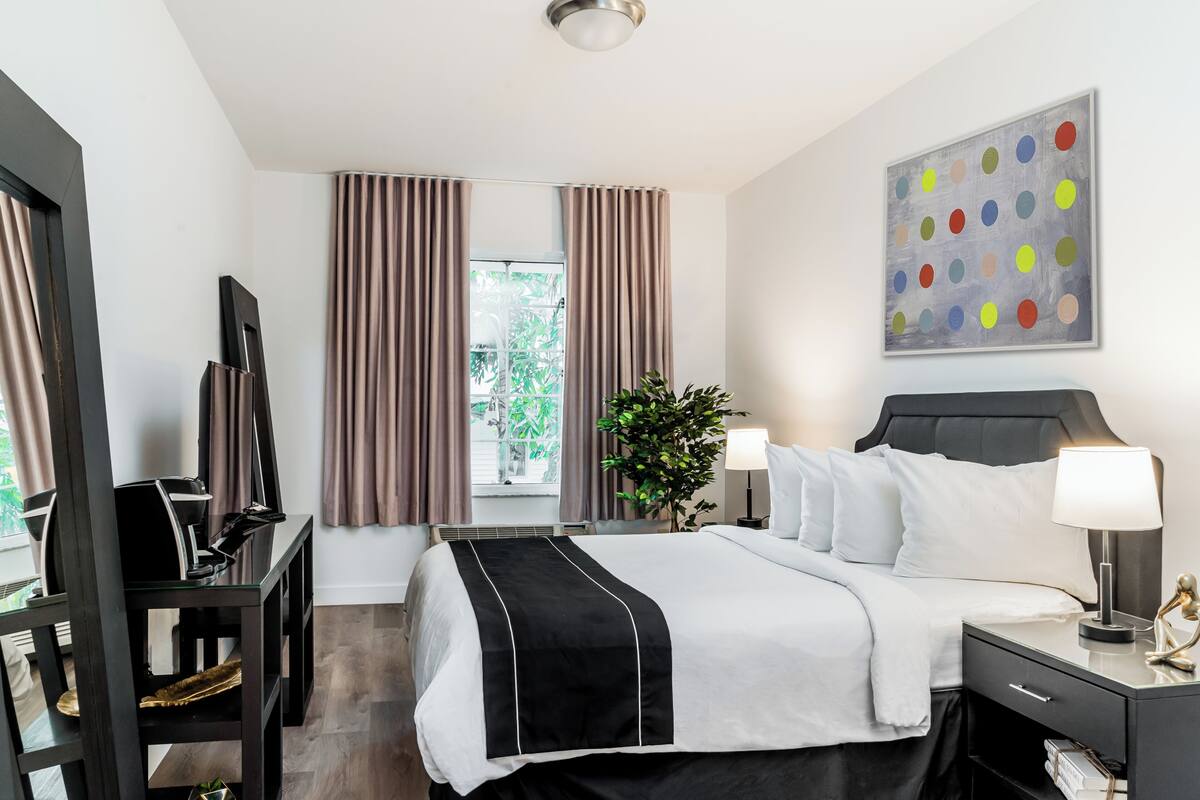 Deluxe Room, 1 Queen Bed | In-room safe, soundproofing, iron/ironing board, internet (free)