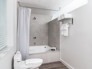 Combined shower/bathtub, designer toiletries, hair dryer, towels