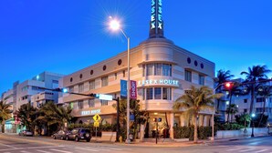 Un hotel con un letrero destacado que dice "ESSEX HOUSE" y un letrero de "SHOP" debajo.