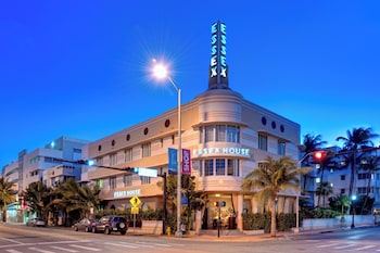 Hotel exterior and entrance at Essex House By Clevelander