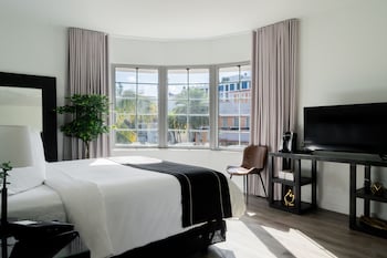 In-room safe, soundproofing, iron/ironing board, WiFi at Essex House By Clevelander
