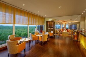 4 restaurantes; se sirve desayuno, almuerzo y cena; cocina india