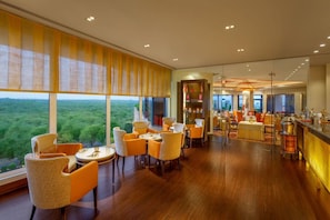 4 restaurants servant le petit déjeuner, spécialités Cuisine indienne