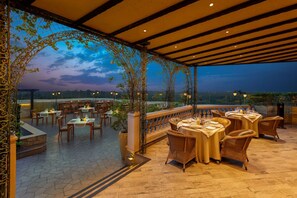 4 restaurants, serveren ontbijt, lunch, diner, Indische gerechten