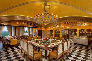 5 restaurants; breakfast, lunch, dinner and brunch served  - ITC Maurya, a Luxury Collection Hotel, New Delhi (New Delhi)