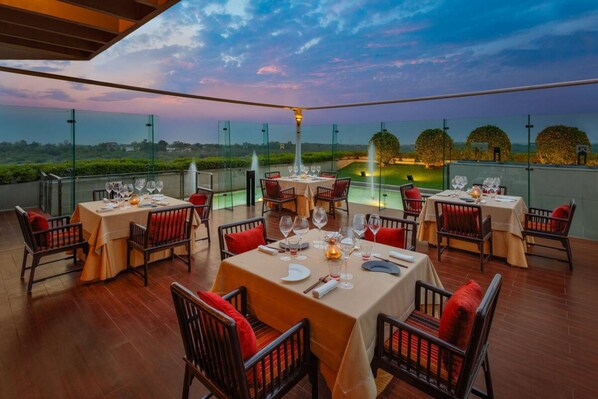 4 restaurants, serveren ontbijt, lunch, diner, Indische gerechten