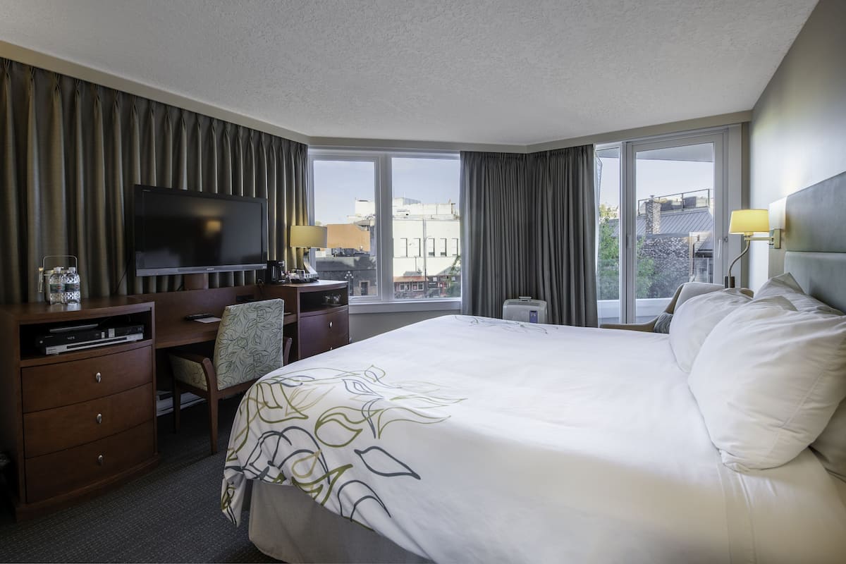 Premium bedding, pillow-top beds, in-room safe, desk