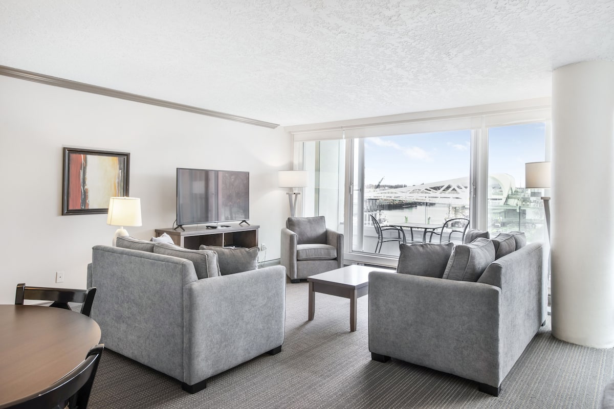 Suite, 1 Bedroom, Partial Harbor View | Área de sala de estar | Smart TV de 50 pulgadas con canales por cable y televisión