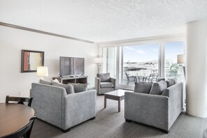 Suite, 1 Bedroom, Partial Harbor View | Zona de estar | Smart TV de 50 pulgadas con canales por cable, una televisión