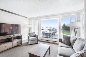 Suite, 1 Bedroom, Partial Harbor View | Coin séjour | TV connectée de 50 pouces avec chaînes par câble, télévision