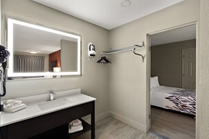 Escritorio, cortinas blackout y tabla de planchar con plancha 