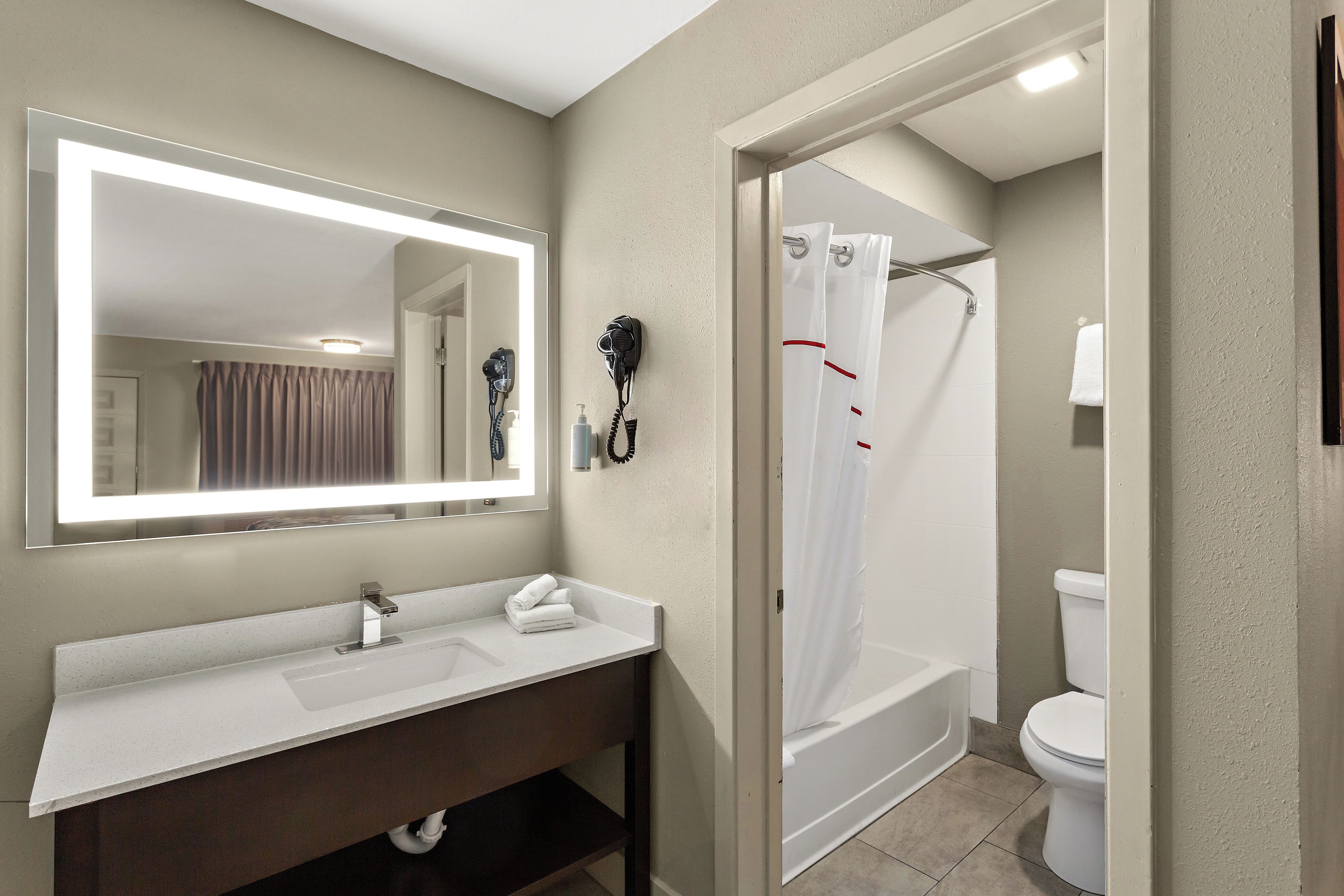 Combined shower/tub, free toiletries, hair dryer, towels