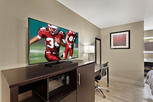 Escritorio, cortinas blackout y tabla de planchar con plancha 