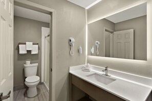 Kamar Superior, 2 Tempat Tidur Queen (Smoke Free) | Kamar mandi | Kombinasi shower/bathtub dan perlengkapan mandi gratis