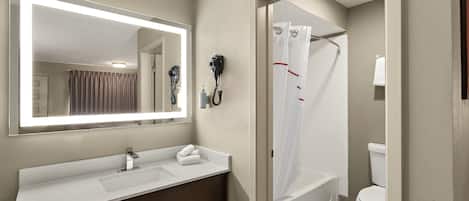 Ensemble baignoire-douche, articles de toilette (gratuits)