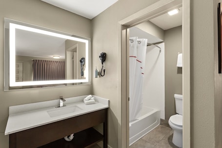 Combined shower/bathtub, free toiletries, hair dryer, towels. Red Roof Inn Redding