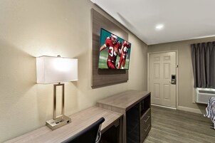 Escritorio, cortinas blackout y tabla de planchar con plancha 