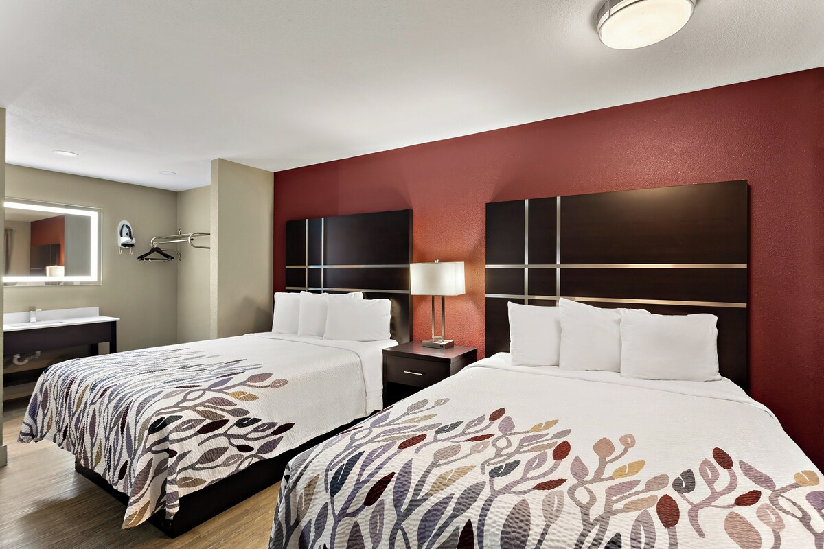 Deluxe Room (3 Queen Beds, Smoke Free) | Desk, blackout drapes, iron/ironing board, cribs (free)