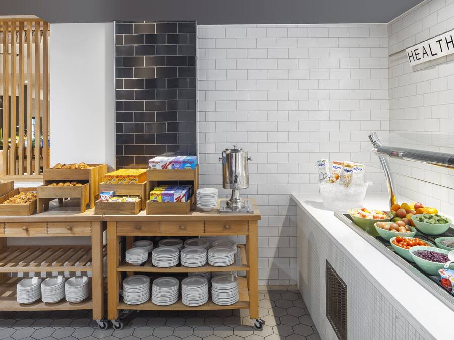 Montaje de bufé con diversas opciones de comida y un cartel que dice 'SALUDABLE'.