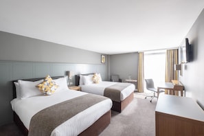 Premium-Zimmer, 2 Doppelbetten | Allergikerbettwaren, Schreibtisch, laptopgeeigneter Arbeitsplatz