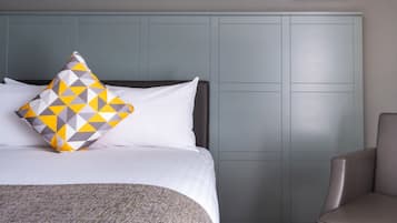 Room, 1 King Bed, Non Smoking (Feature) | Hypo-allergenic bedding, desk, laptop workspace, blackout drapes