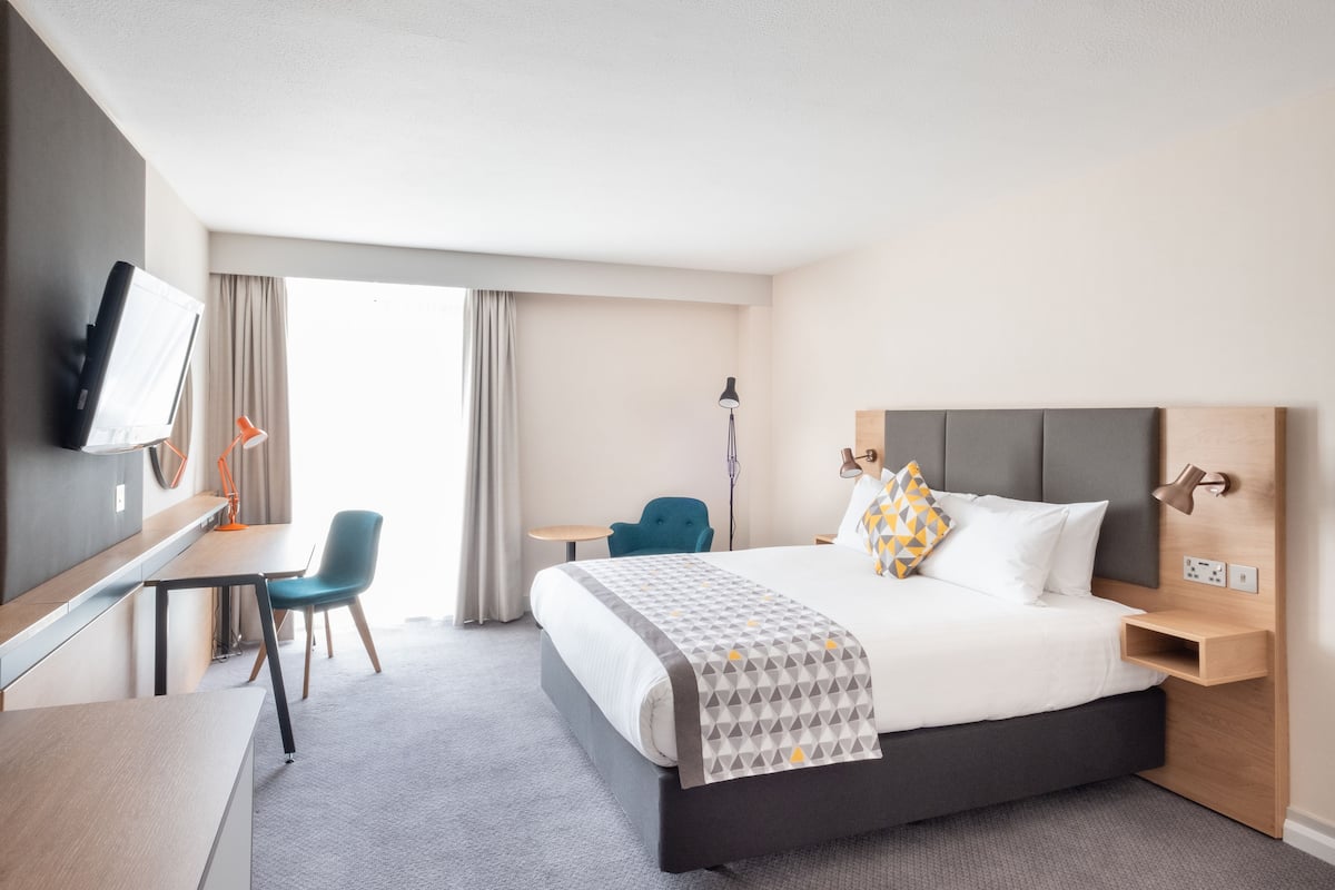 1 bedroom, hypo-allergenic bedding, desk, laptop workspace