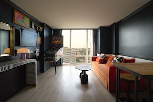 Una sala de estar moderna con un sofá, una mesa de centro y un televisor de pantalla plana montado en la pared.