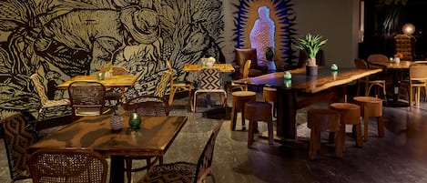 Breakfast and lunch served, American cuisine