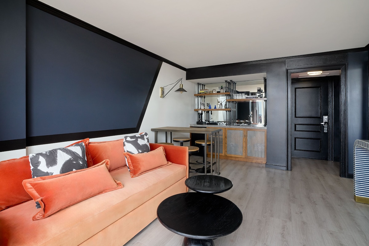 Superior Suite | Laptop workspace, WiFi (free), bed sheets