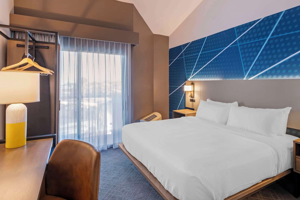 Suite, 1 King Bed with Sofa Bed, Balcony | 암막 커튼, 다리미/다리미판, 무료 유아용 침대, 무료 WiFi