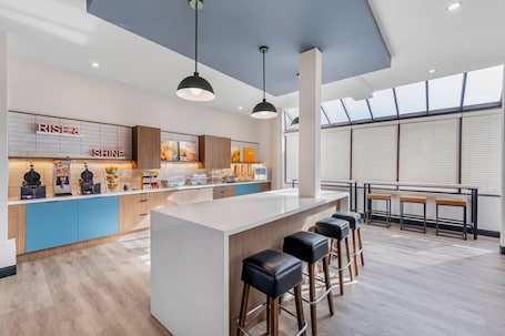 Desayuno completo incluido todos los días . Comfort Inn & Suites Irvine Spectrum