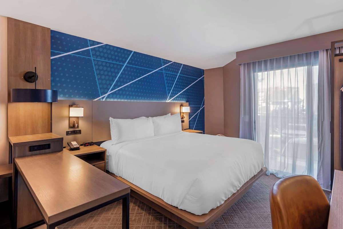 Standard Room, 1 King Bed with Sofa bed, Accessible, Balcony | 암막 커튼, 다리미/다리미판, 무료 유아용 침대, 무료 WiFi