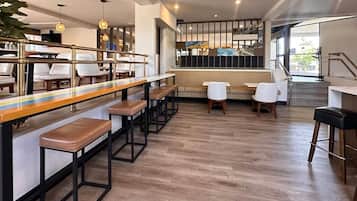 Melayani sarapan, makan siang, makan malam; sajian masakan India