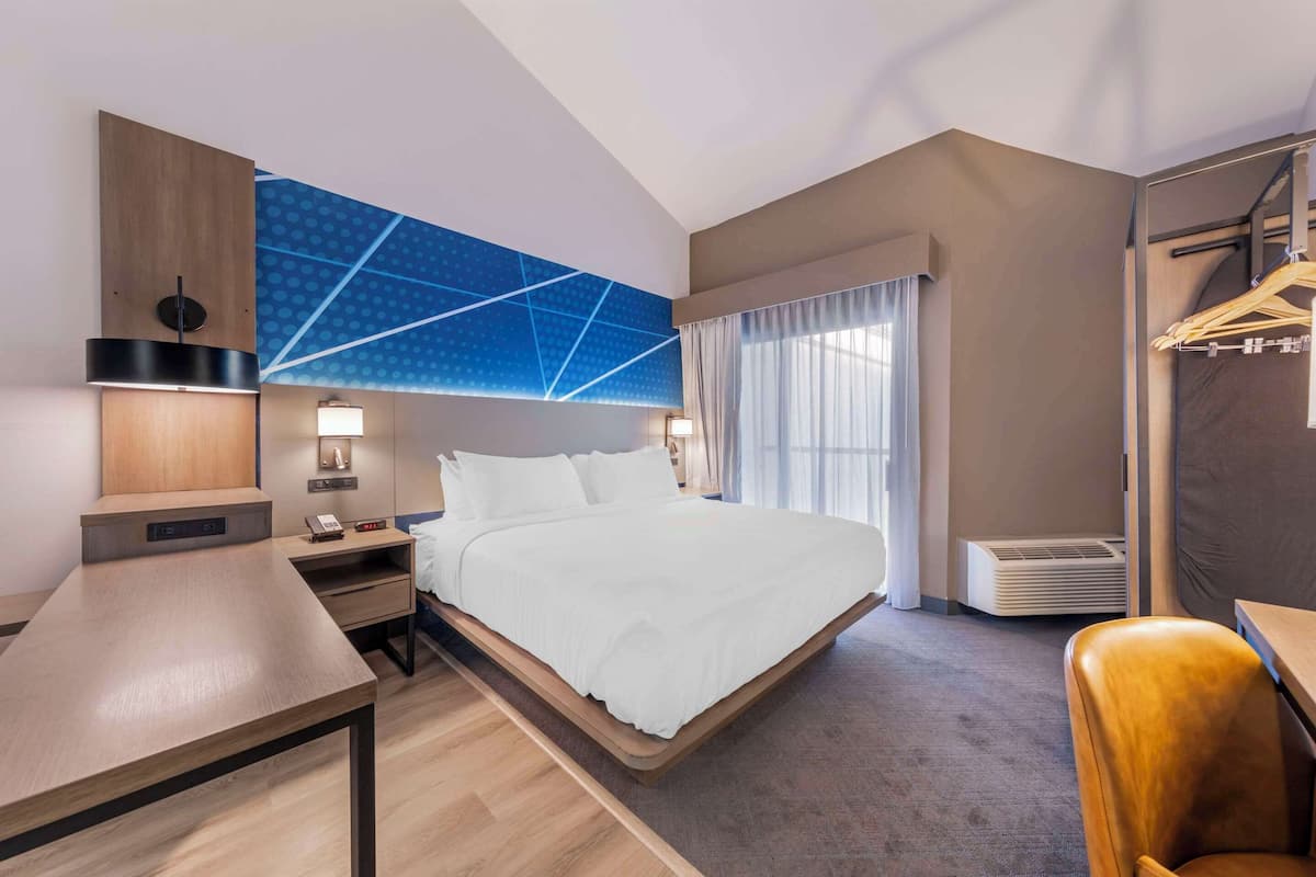 Standard Room, 1 King Bed, Balcony | 암막 커튼, 다리미/다리미판, 무료 유아용 침대, 무료 WiFi