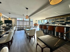 供应早餐、午餐和晚餐，印度菜