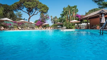 Una piscina al aire libre de temporada