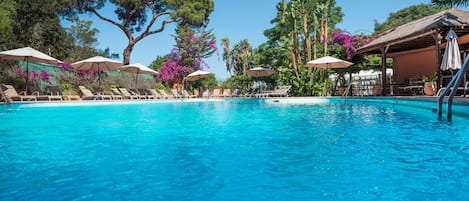 Una piscina al aire libre de temporada