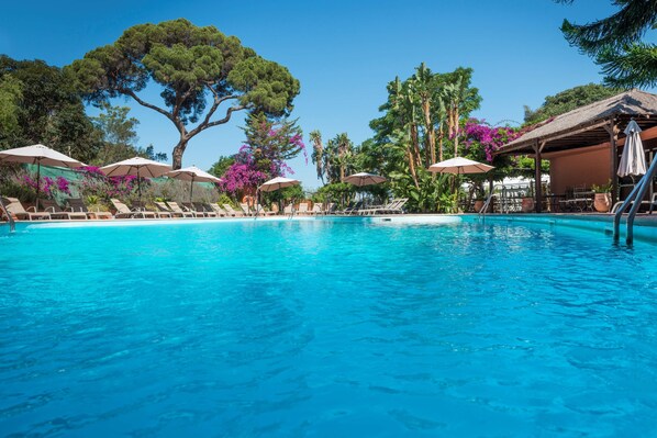 Una piscina al aire libre de temporada