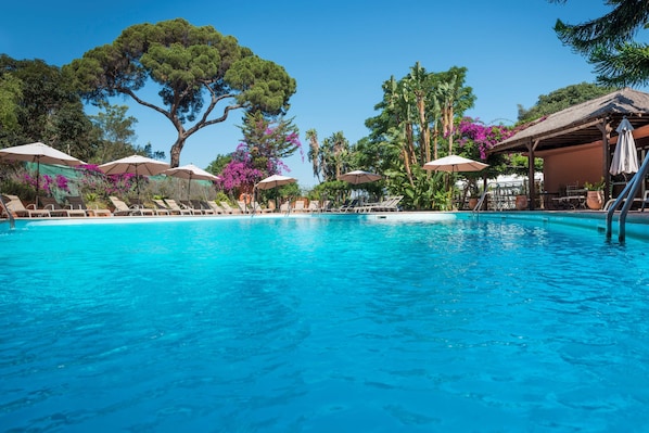 Seasonal outdoor pool, sun loungers