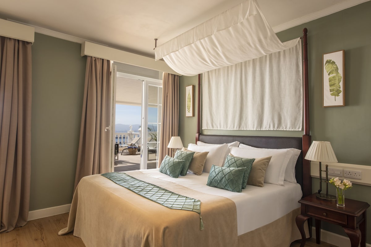 Phòng Suite Grand, hiên, quang cảnh biển | 1 phòng ngủ, minibar, két bảo mật tại phòng, bàn