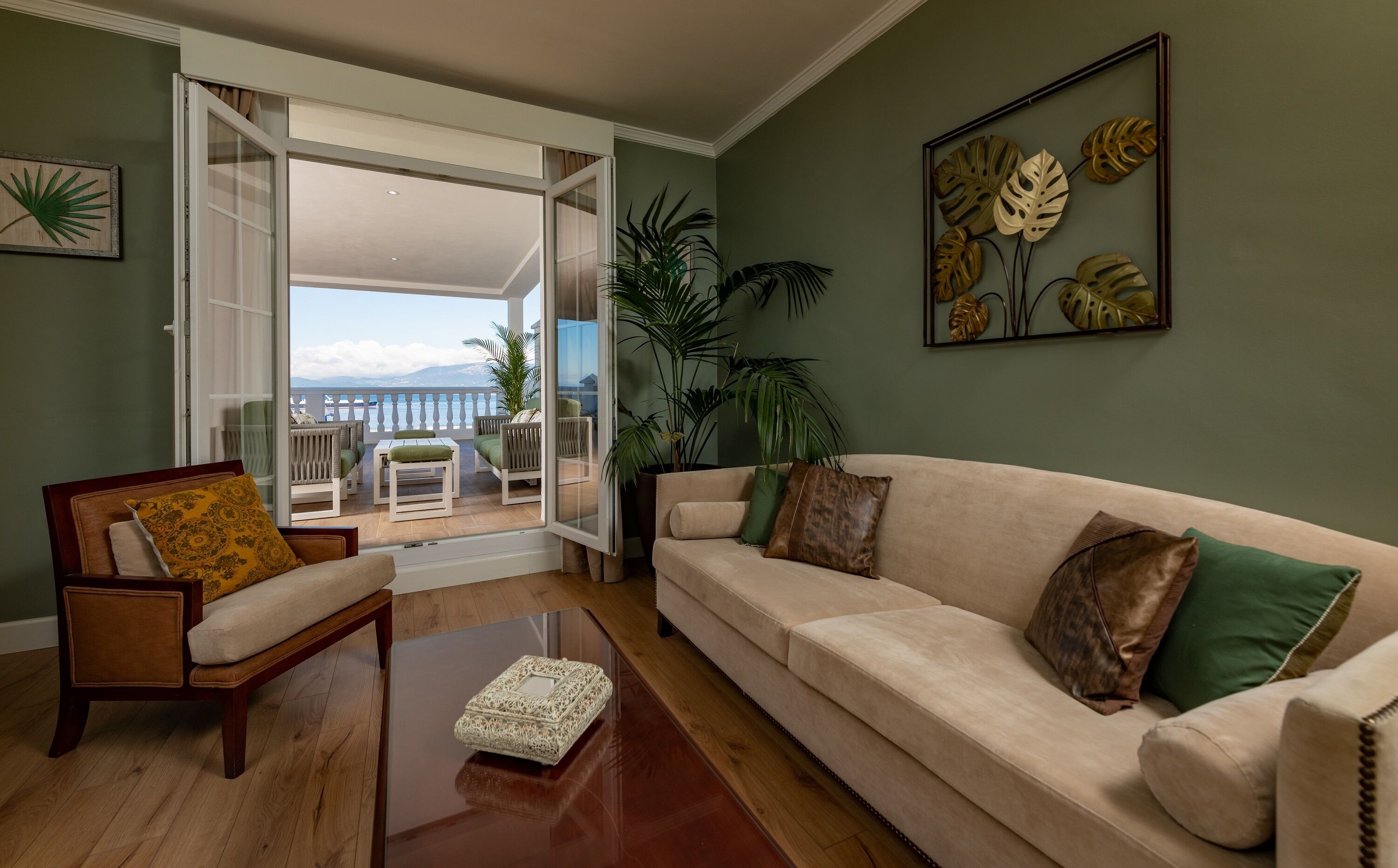 頂級套房, 露台, 海景 | 客廳 | 32-吋電視，提供衛星頻道