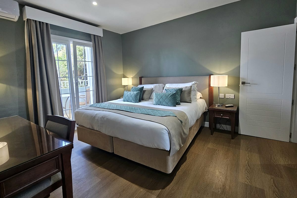 Phòng Suite dành cho gia đình, 2 phòng ngủ, ban công, quang cảnh một góc biển | 1 phòng ngủ, minibar, két bảo mật tại phòng, bàn