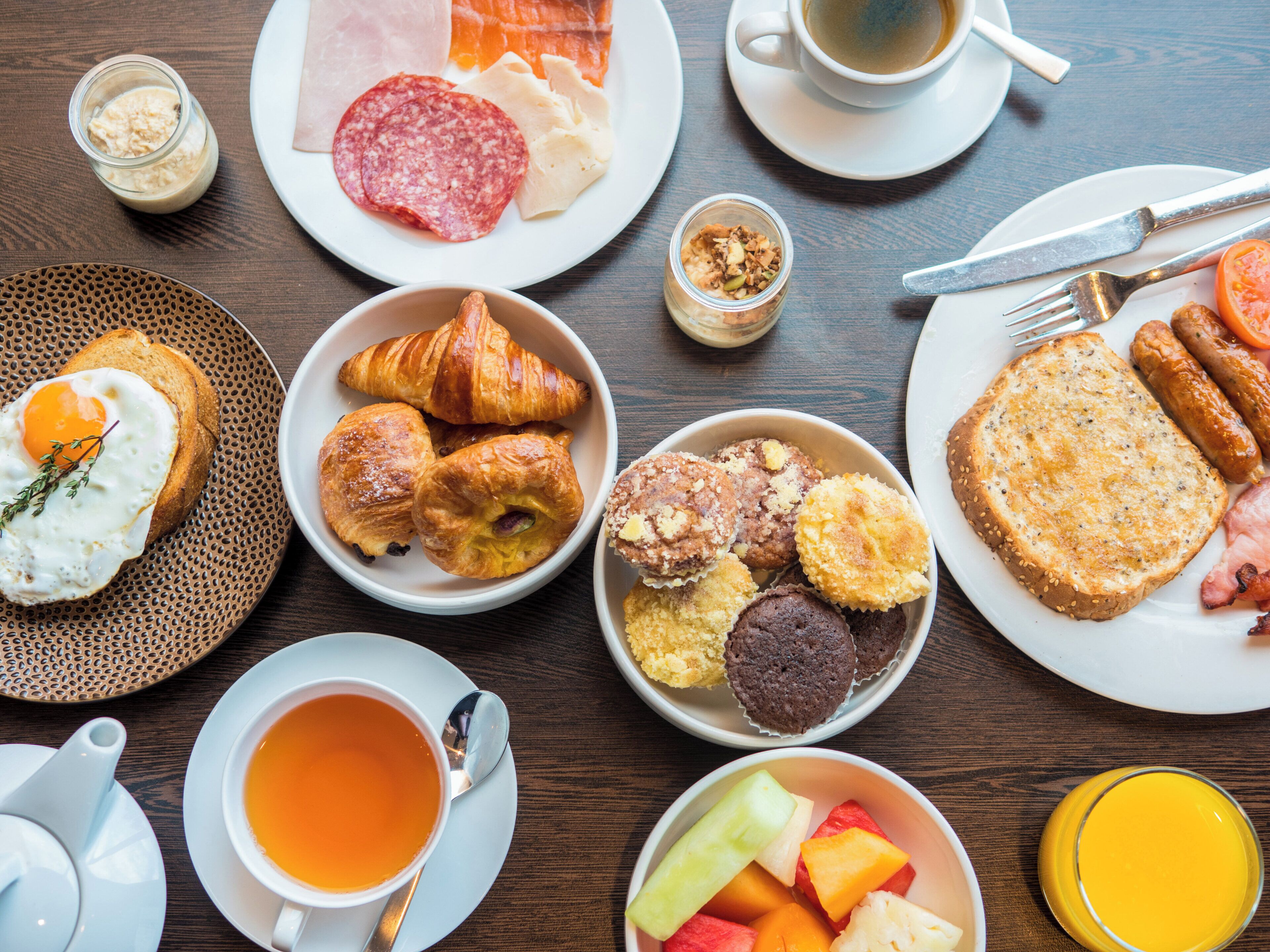 Una colazione con diversi cibi e una tazza di tè.