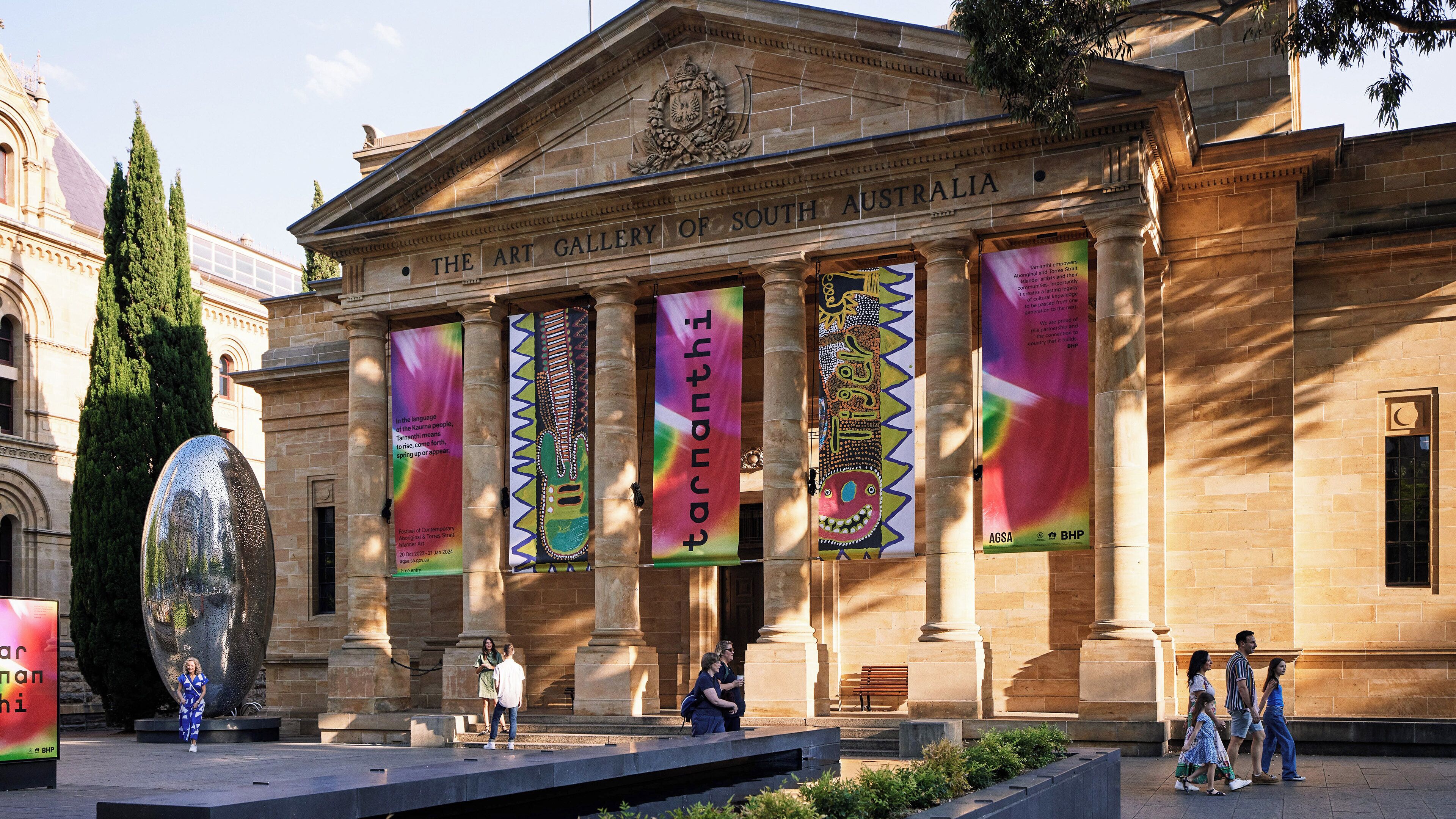 La galerie d’art de l’Australie-Méridionale se distingue par son architecture classique, ses bannières et une sculpture aux reflets changeants.