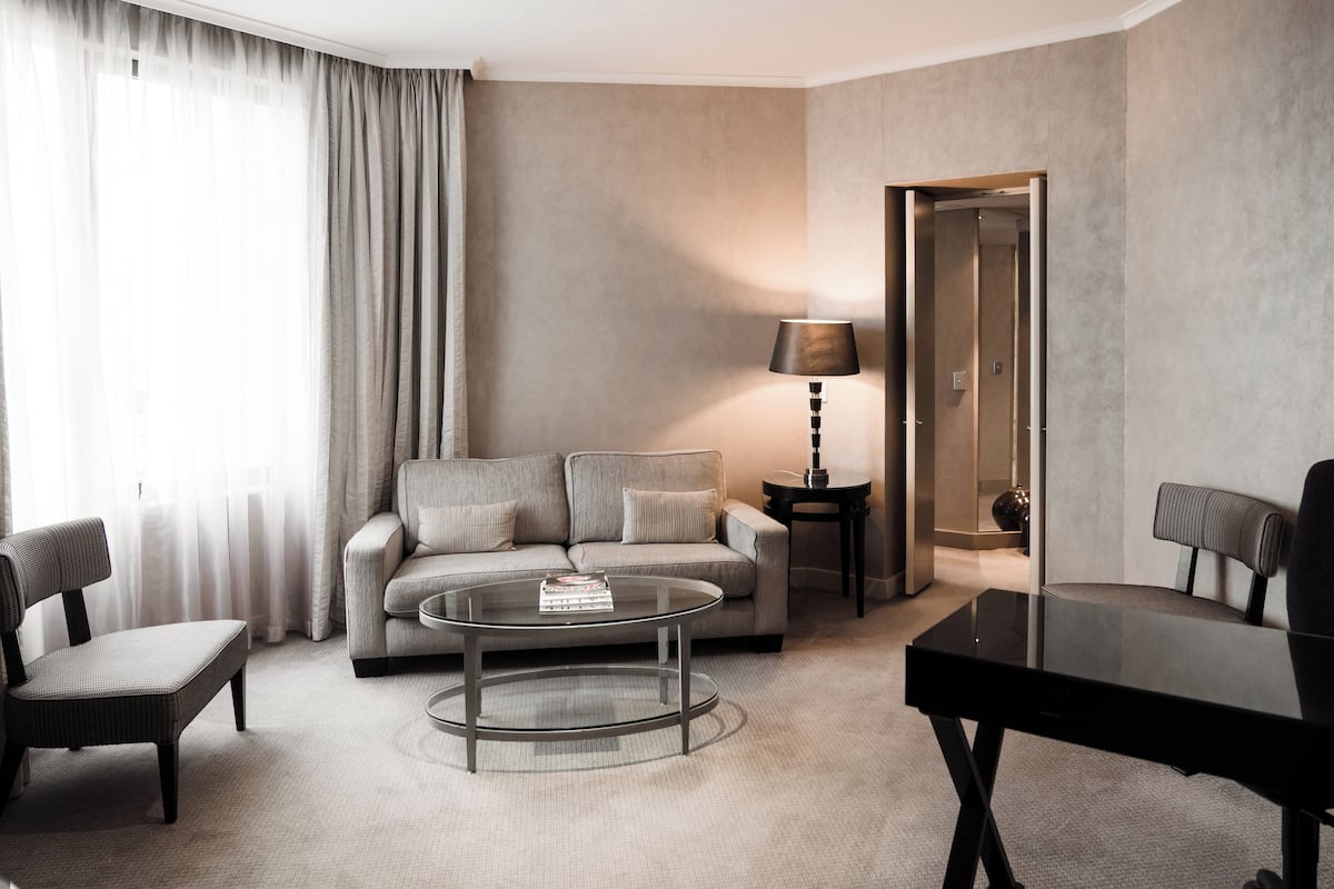 Hochwertige Bettwaren, Minibar, Zimmersafe, Schreibtisch