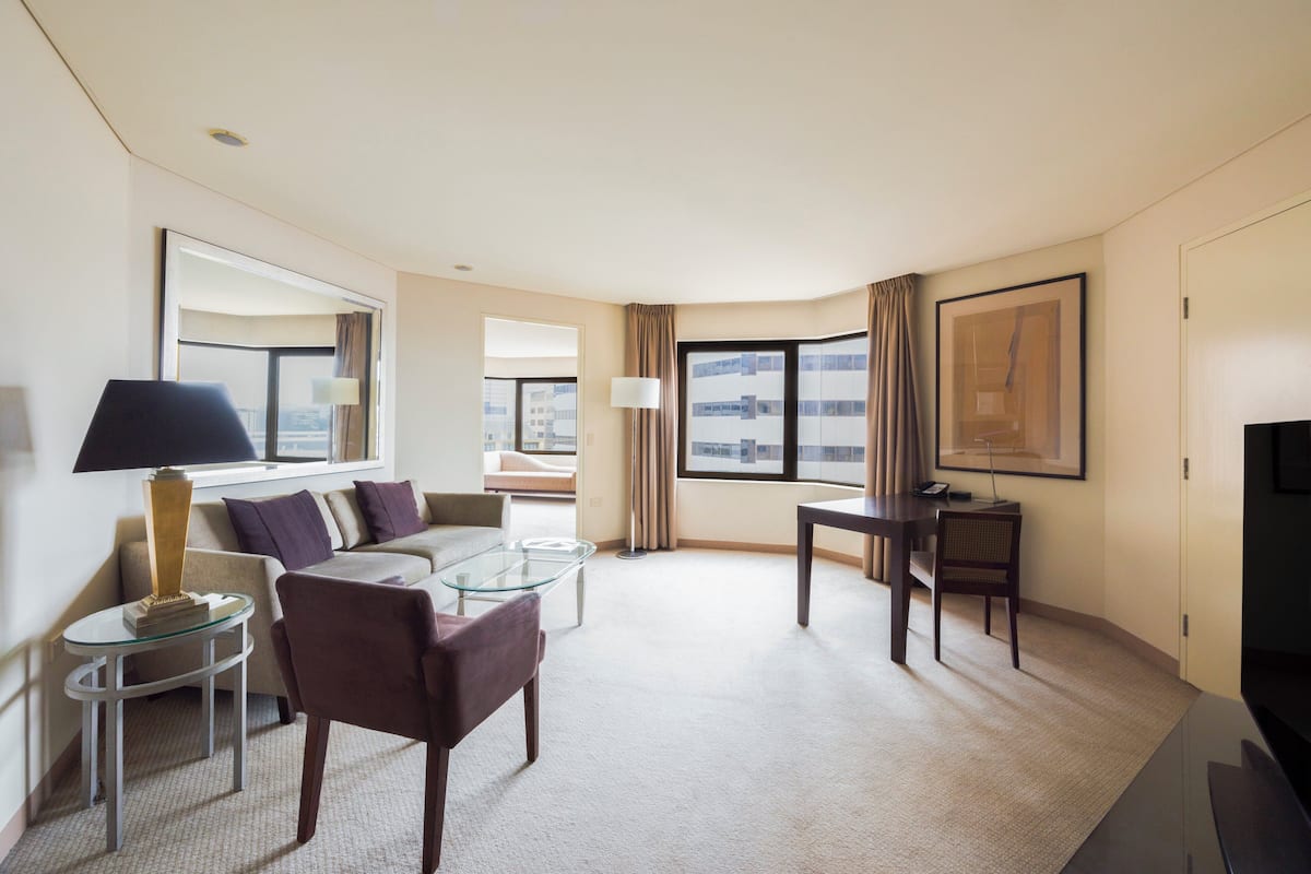 Junior-Suite, 1 King-Bett, Stadtblick | Hochwertige Bettwaren, Minibar, Zimmersafe, Schreibtisch
